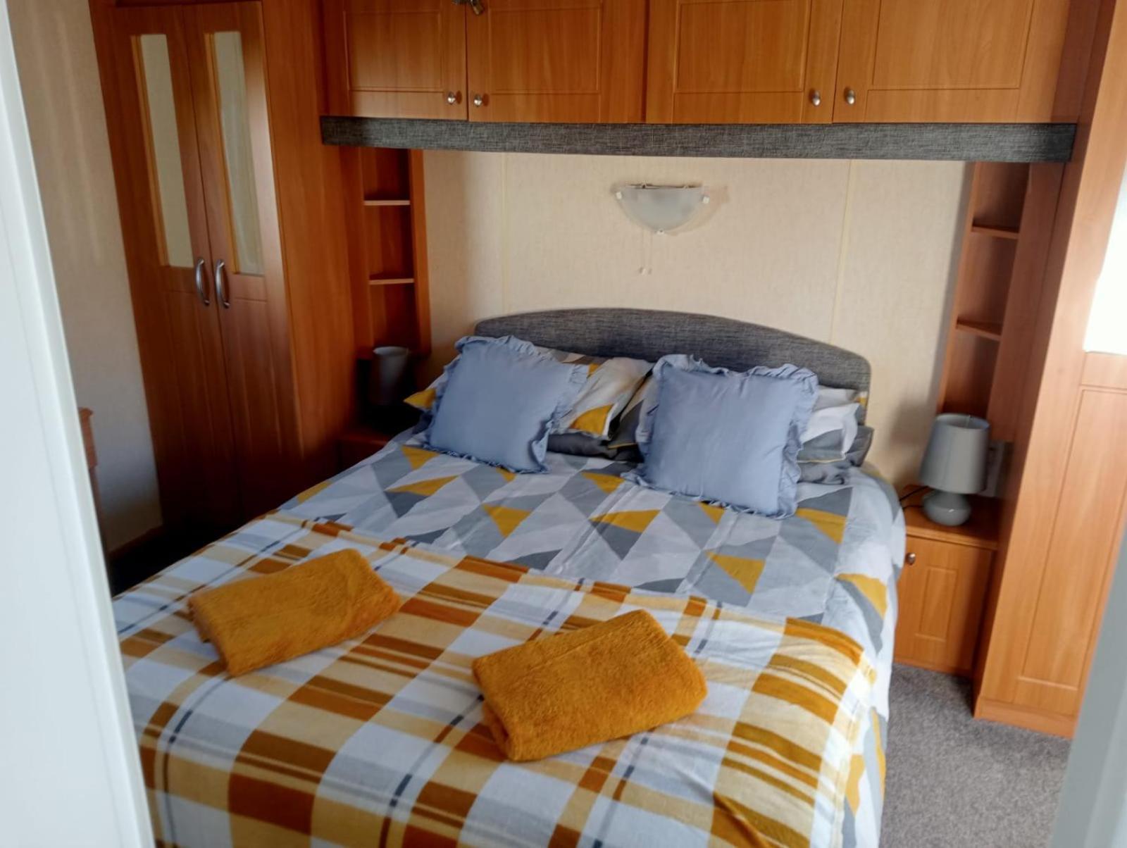 Modern 2 Bedroom Static Caravan - Lyons Kingsley Holiday Park - Pensarn, Abergele - Pet Friendly Екстер'єр фото